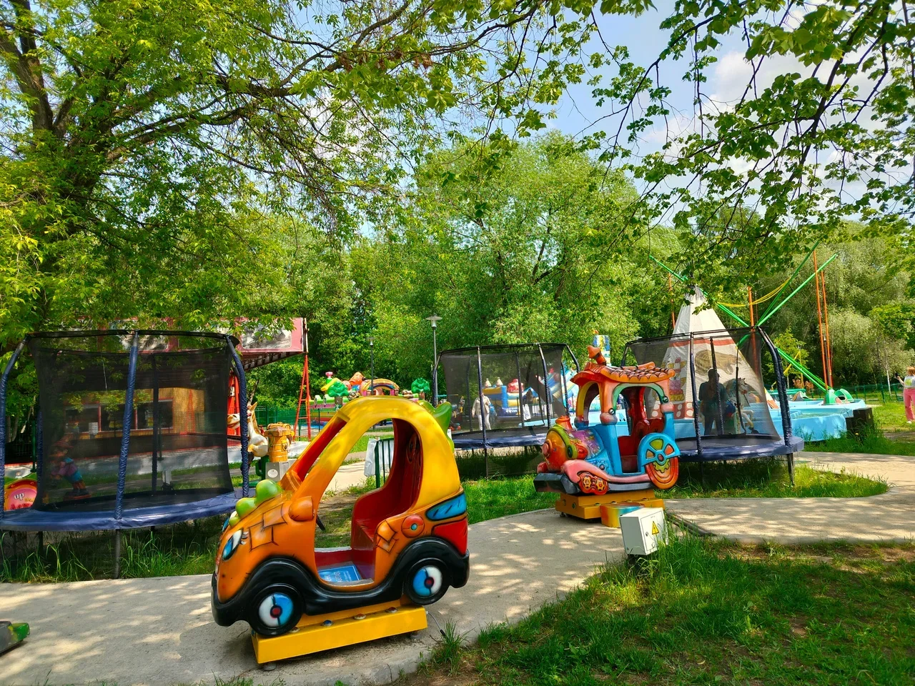 Фото Парк аттракционов Карусель в парке Дружбы - развлечение в Москве | Досугатор